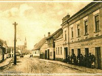 Majdanci, danas Radićeva ulica, s pogledom na crkvu sv .Katarine, izgrađena 1881 godine a srušena 1992 godine, snimljeno oko 1920 godine